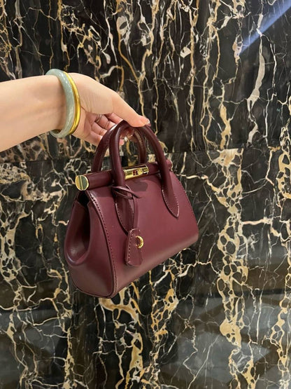 D&G 
Master

480 dhs🪙💕
#19cm
#with box...
🎁🎁🎁

Zain228
♥️♥️♥️