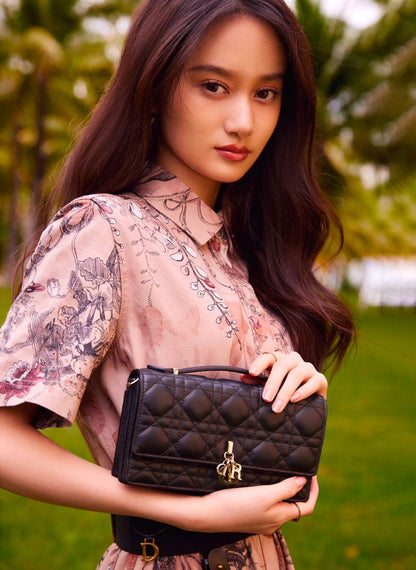 Dior
110 dhs✅
size：22cm
Good-quality 

with box🎁🎁🎁

Zain35
♥️♥️♥️