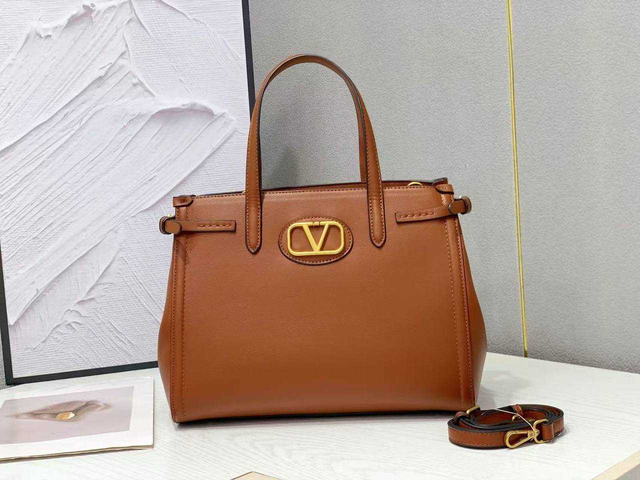 Valentino 
100 dhs✅
Size 33cm

Zain161
♥️♥️♥️