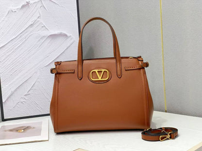 Valentino 
100 dhs✅
Size 33cm

Zain161
♥️♥️♥️