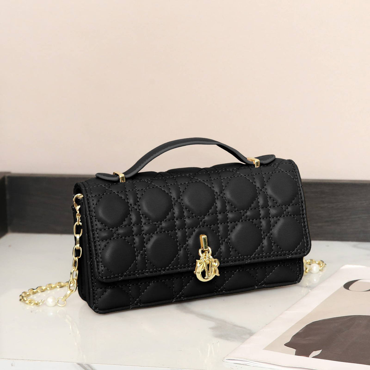 DIOR

Best quality 

with box

105 dhs🇦🇪🇦🇪

size 21CM
Zain290
♥️♥️♥️