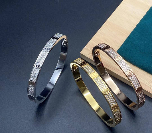 Cartier ❤️‍🔥*
Bangle 🐦‍🔥
Available size 👇
16,17,18,19
Master quality 💯
With normal boxes 🗃️ 
85 dhs✅
With master box 📦 
130 dhs✅

Zain216
♥️♥️♥️