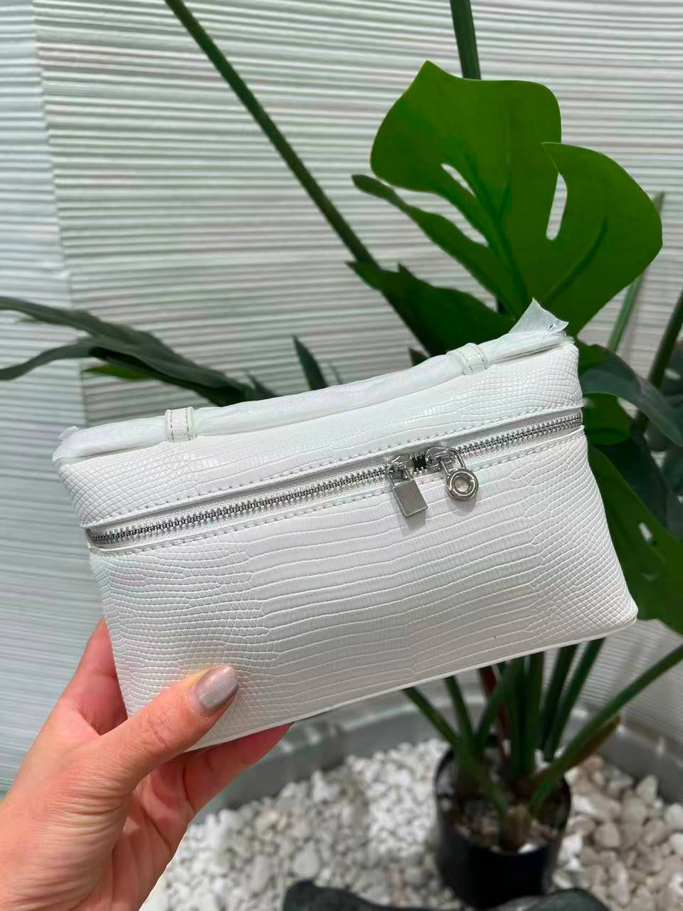Loro Piana
100 dhs🇦🇪🇦🇪
good-quality with box

Zain35
♥️♥️♥️