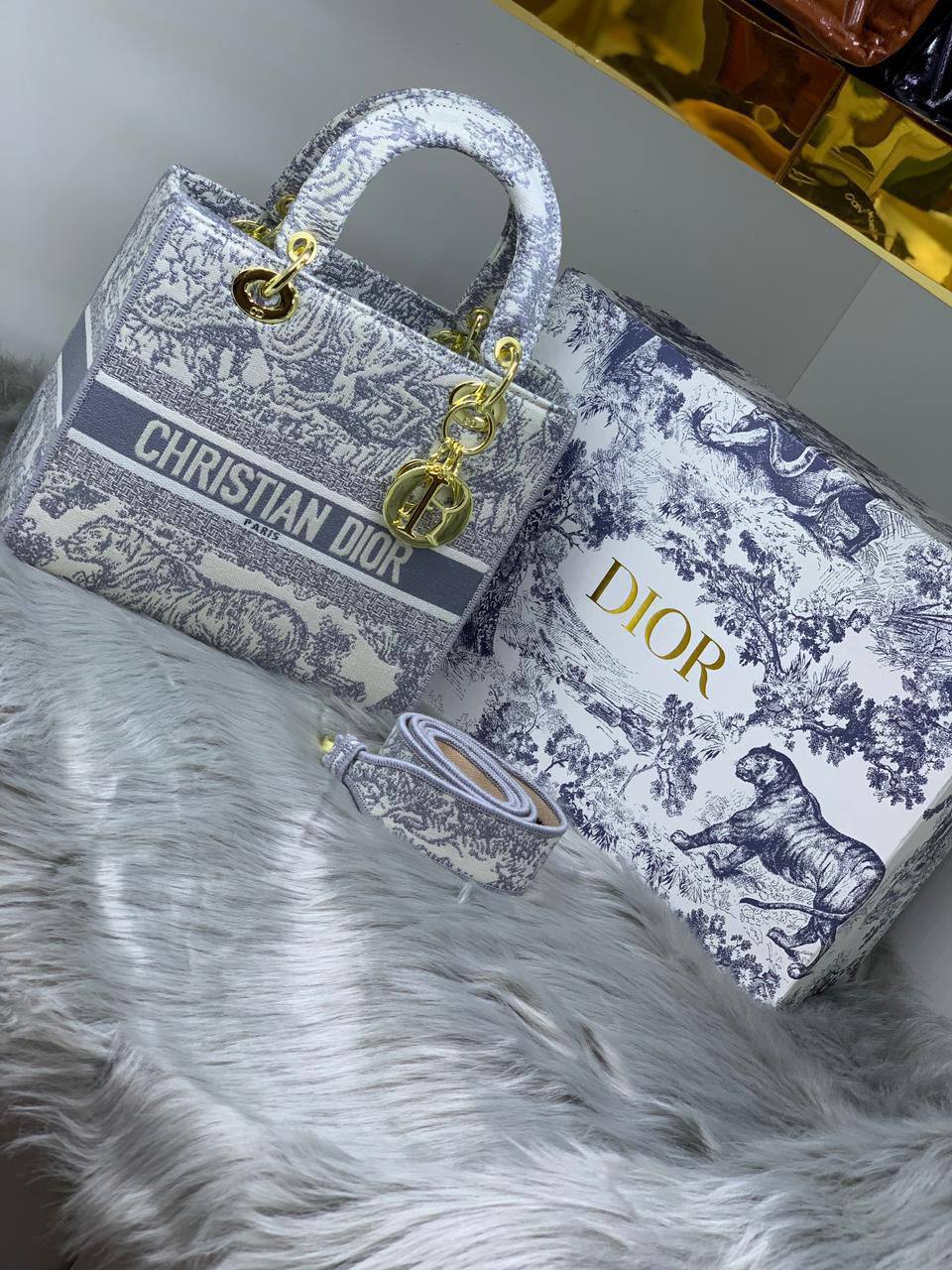 Dior
24cm  
120 dhs🪙🌨️

with box
🎁🎁🎁

Zain244
♥️♥️♥️