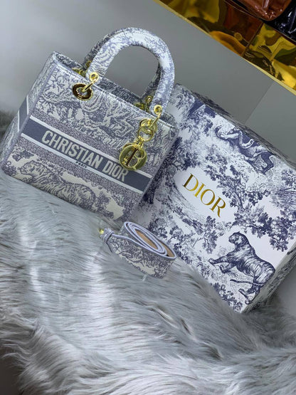 Dior
24cm  
120 dhs🪙🌨️

with box
🎁🎁🎁

Zain244
♥️♥️♥️
