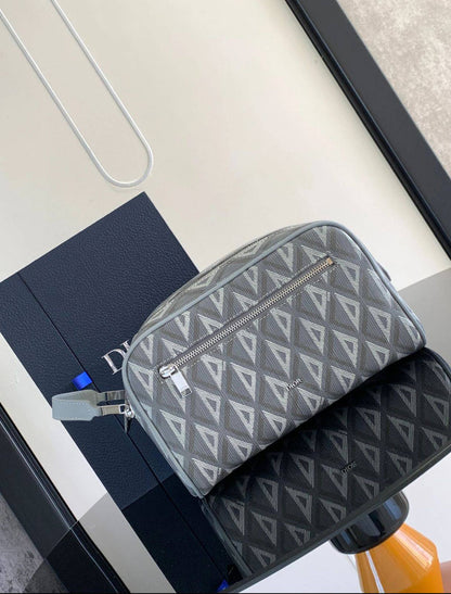LV - Dior
Men's Toilettery Bag 
Master Quality
155 dhs❣️

Zain33
♥️♥️♥️
Man Pouch 👝 
Hand bag