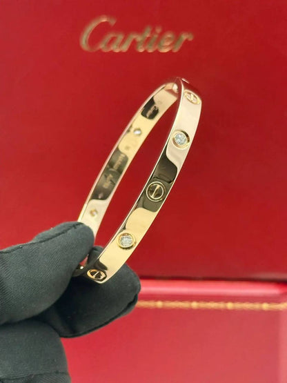 Cartier ❤️‍🔥*
Bangle 💥
Master quality 💯
With normal boxes 📦 
45 dhs🪙🖤
With master box 🗃️ 
80 dhs🪙🖤
Size available 16,17,18,19,20

Zain216
♥️♥️♥️
