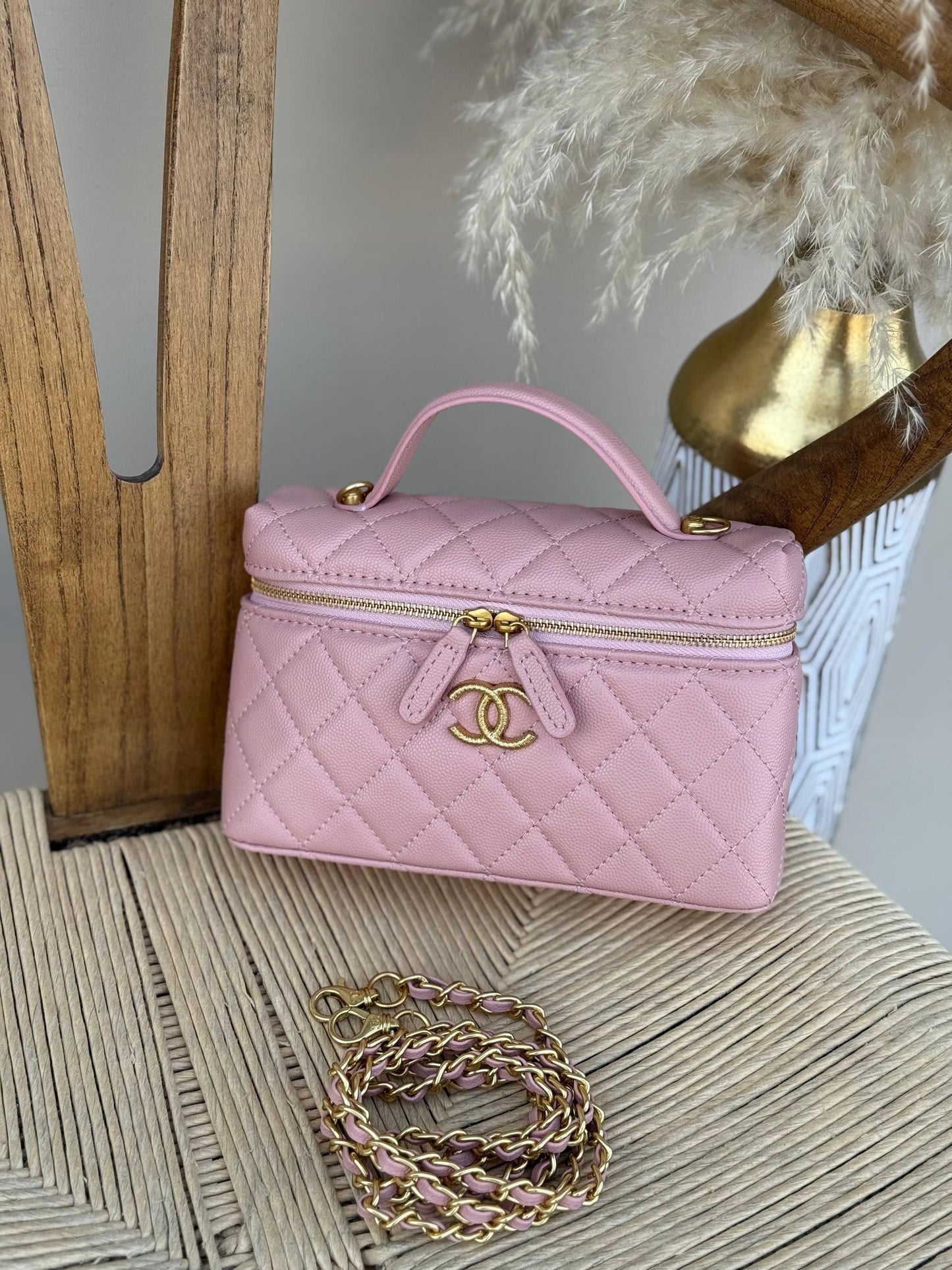 New collection✨✨✨
CHANEL
19cm
340 dhs❣️
Top quality 
With box🎁

Zain167
♥️♥️♥️