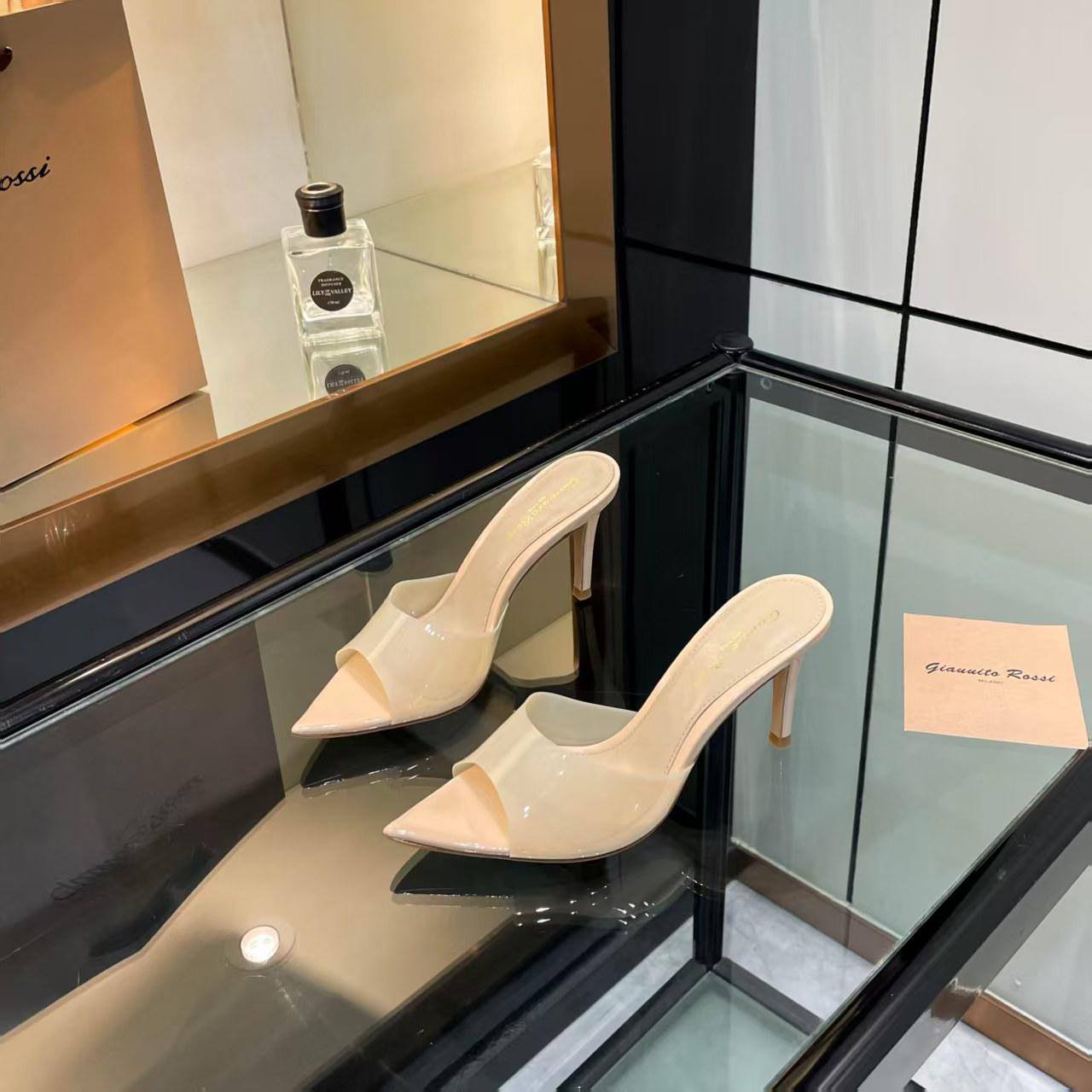 Gianvito Rossi
High quality 
size 36-42 
120 dhs🪙🖤

Zain132
♥️♥️♥️