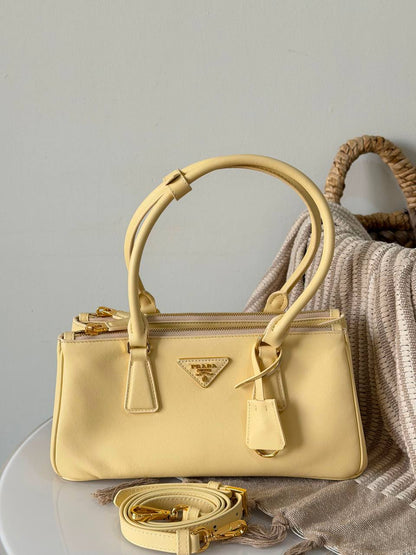 Prada 
Super master quality 
For Price 👇 WhatsApp✅
0568585901 
0507557372
0552275751 Owner Zain 👌

Zain315
♥️♥️♥️
