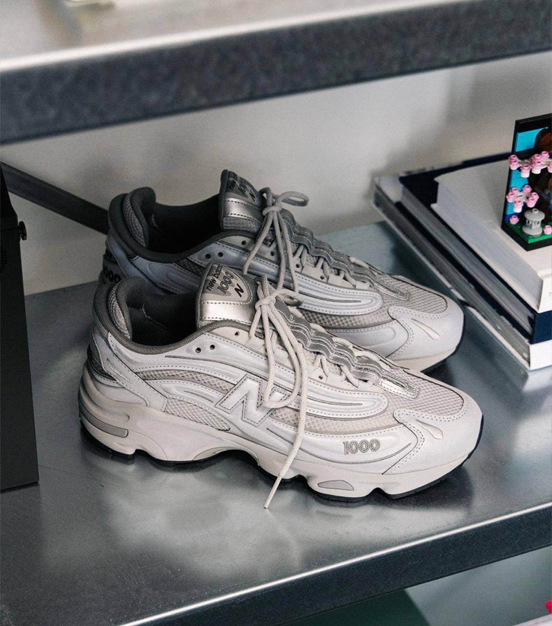 New Balance 1000 Silver Reflective，
Size 36-45 ，
250 dhs❣️

Zain18
♥️♥️♥️