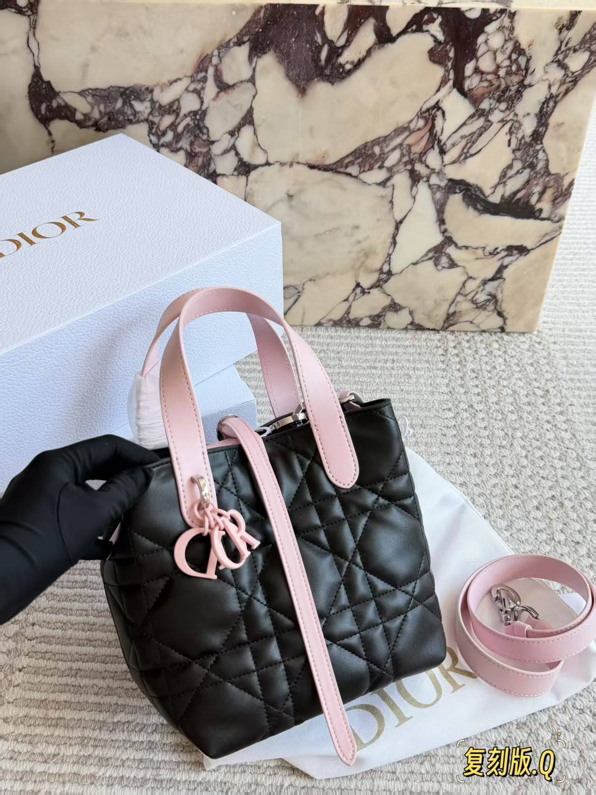 Dior

350 dhs🇦🇪🇦🇪

Zain132
♥️♥️♥️