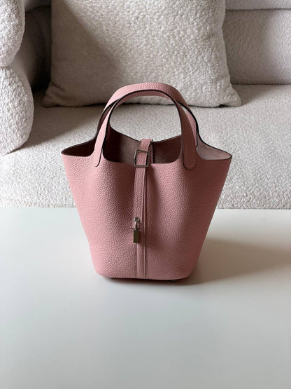 Hermes
picotin 18cm💥Master quality ✅

with box📦

340 dhs✅

Zain52
♥️♥️♥️