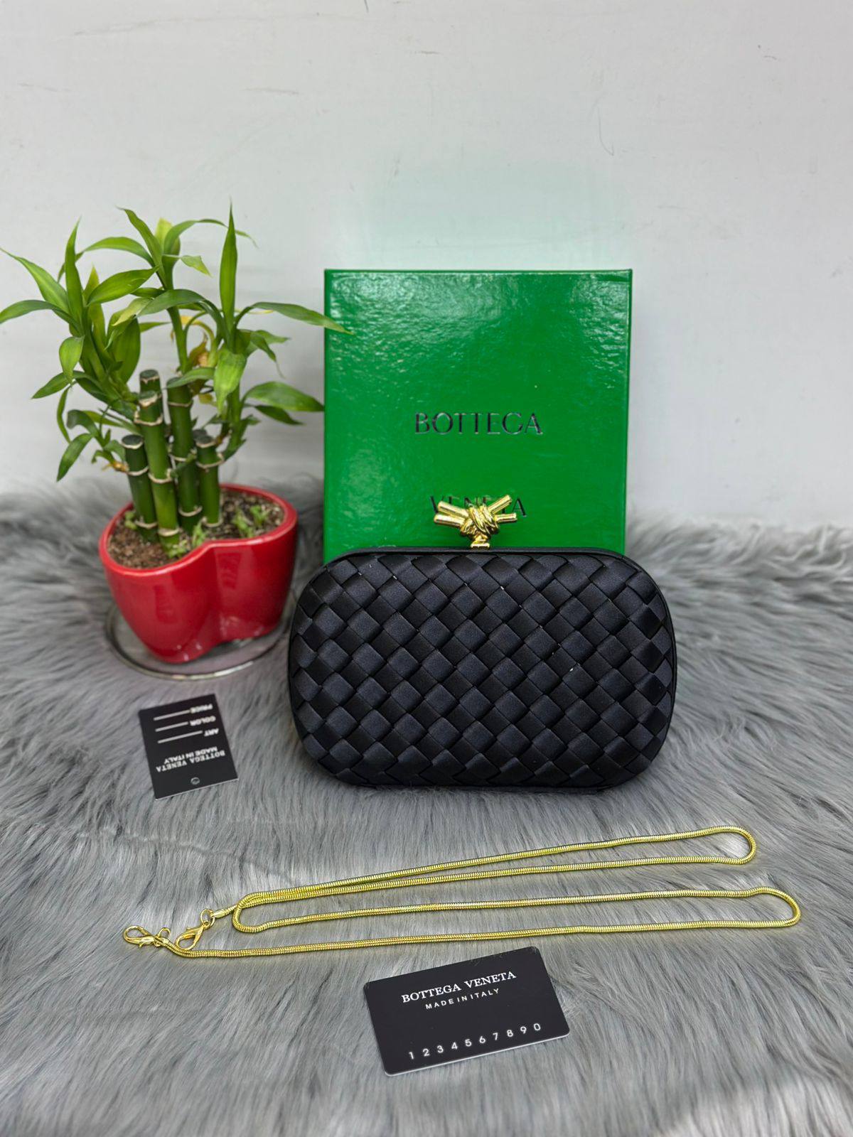 BOTTEGA
SIZE  ………20CM 🥰

105 dhs🗽

with Box🌷
🎁🎁🎁

Zain51
♥️♥️♥️