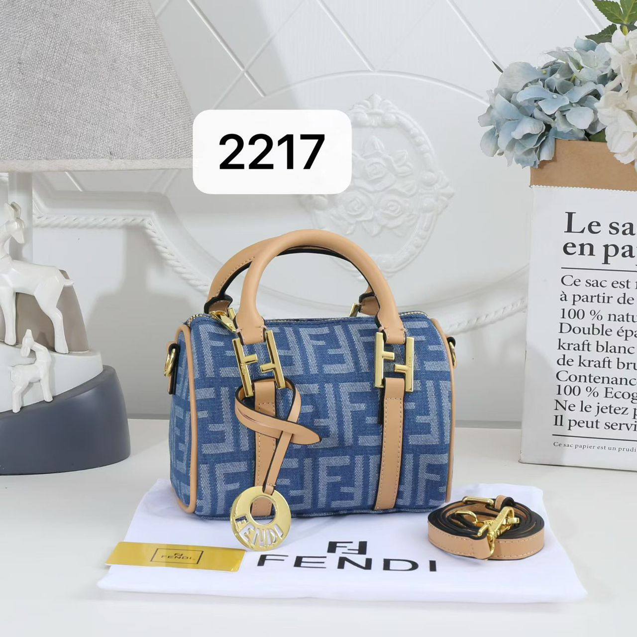 Fendi
100 dhs🌺
SIZE：22cm
Good-quality 

with box🎁🎁🎁

Zain35
♥️♥️♥️