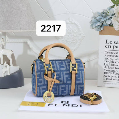 Fendi
100 dhs🌺
SIZE：22cm
Good-quality 

with box🎁🎁🎁

Zain35
♥️♥️♥️