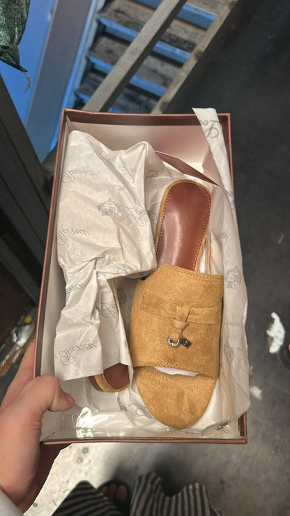 Loro piana

Size 36 to 41
90 dhs🇦🇪🇦🇪

Zain103
♥️♥️♥️