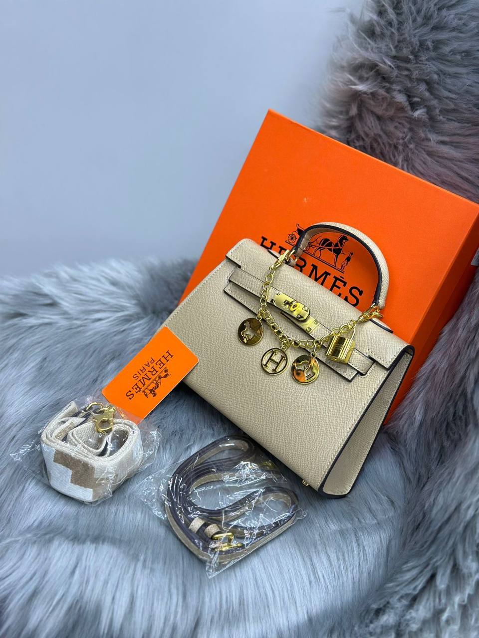 HERMES
SIZE……….  22  CM🌷
90 dhs🪙💕

with BOX✅

Zain51
♥️♥️♥️