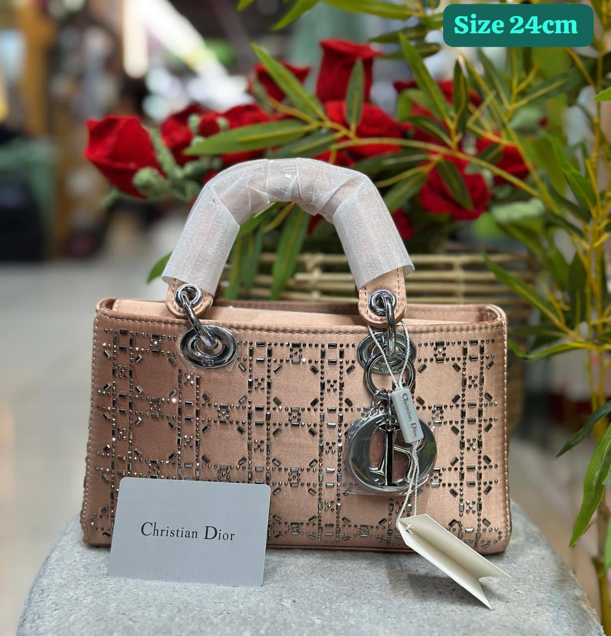 Dior

Good quality 

with box 🎁🎁🎁

130 dhs💓

Zain186
♥️♥️♥️
