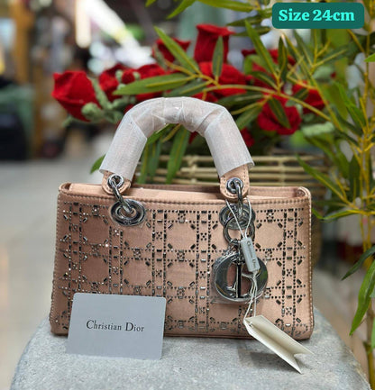 Dior

Good quality 

with box 🎁🎁🎁

130 dhs💓

Zain186
♥️♥️♥️