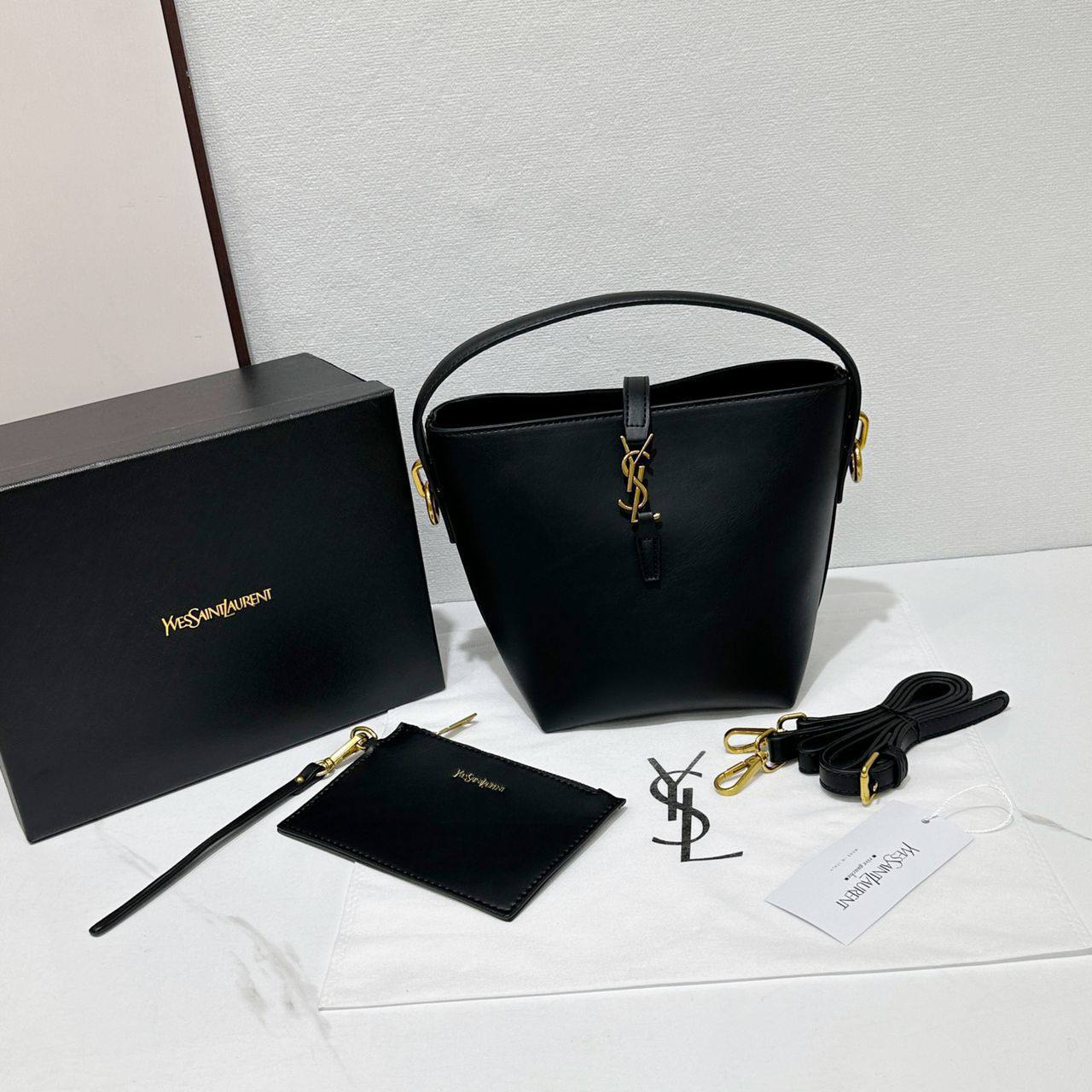 YSL
95 dhs💓

with box
🎁🎁🎁

size 25×13×19cm

Zain42
♥️♥️♥️