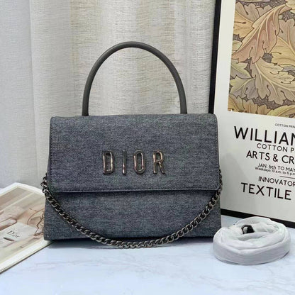 Dior
Best quality
No box’s
110 dhs✅
size 28cm

Zain158
♥️♥️♥️