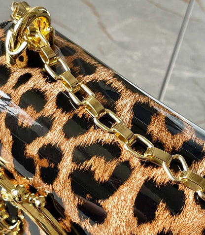 Dolce&Gabbana 

new came 

high quality 

with box 

 115 dhs🇦🇪🇦🇪

Zain39
♥️♥️♥️