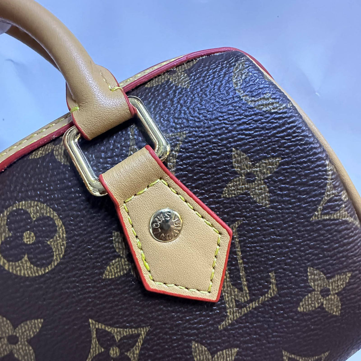 LV

SPEEDY COPY
 ONE SMALL SIZE 

WITH DOUBLE BOX 
125 dhs🇦🇪🇦🇪

Size: 20cm

Zain39
Zain17
Zain295
♥️♥️♥️