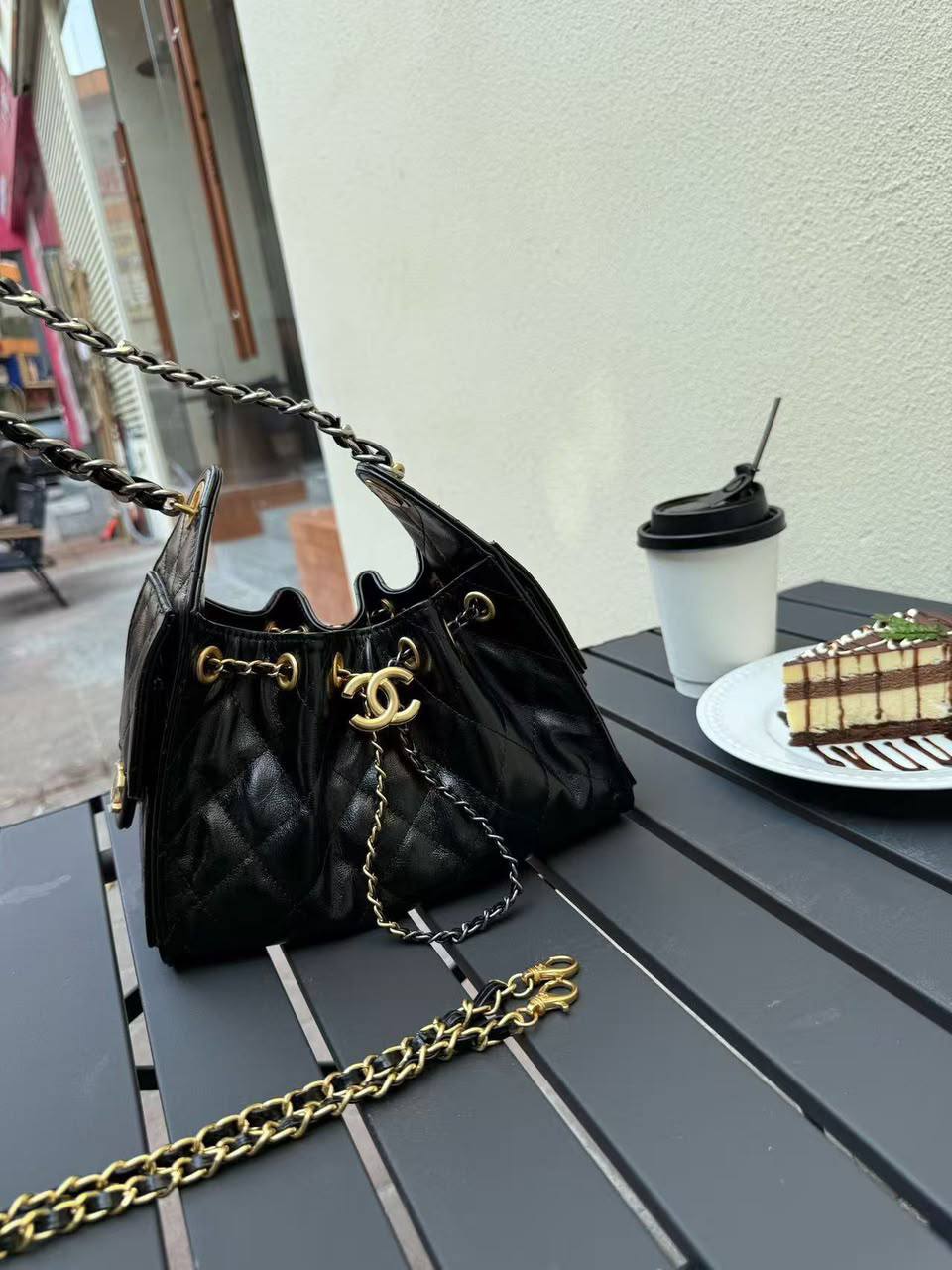 Re stock arrived 

Chanel

22cm.    330 dhs🇦🇪

25cm.     380 dhs🇦🇪

Zain297
♥️♥️♥️