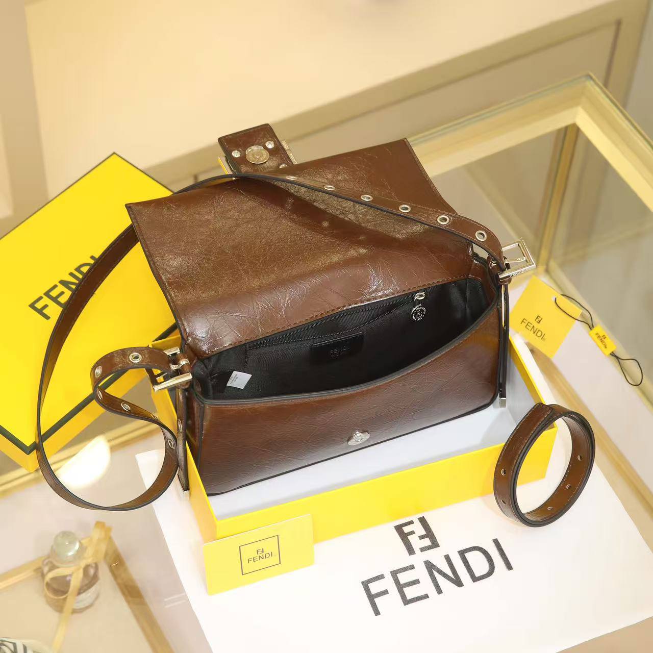 Fendi
GOOD QUALITY
110 dhs✅

Zain200
♥️♥️♥️