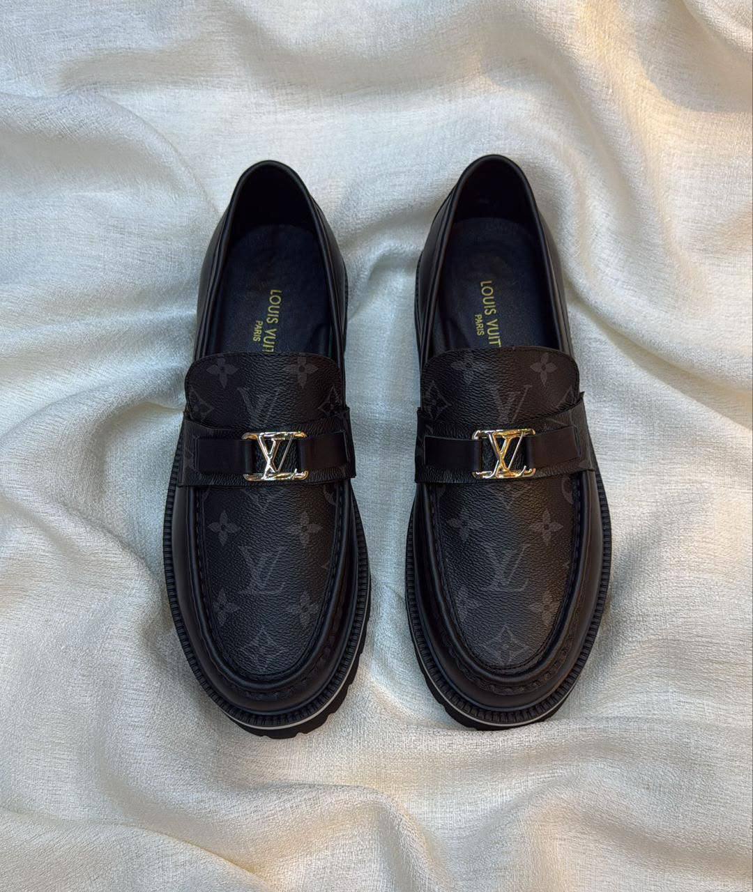 LV
Size 40 to 45
160 dhs✅✅

Zain337
♥️♥️♥️