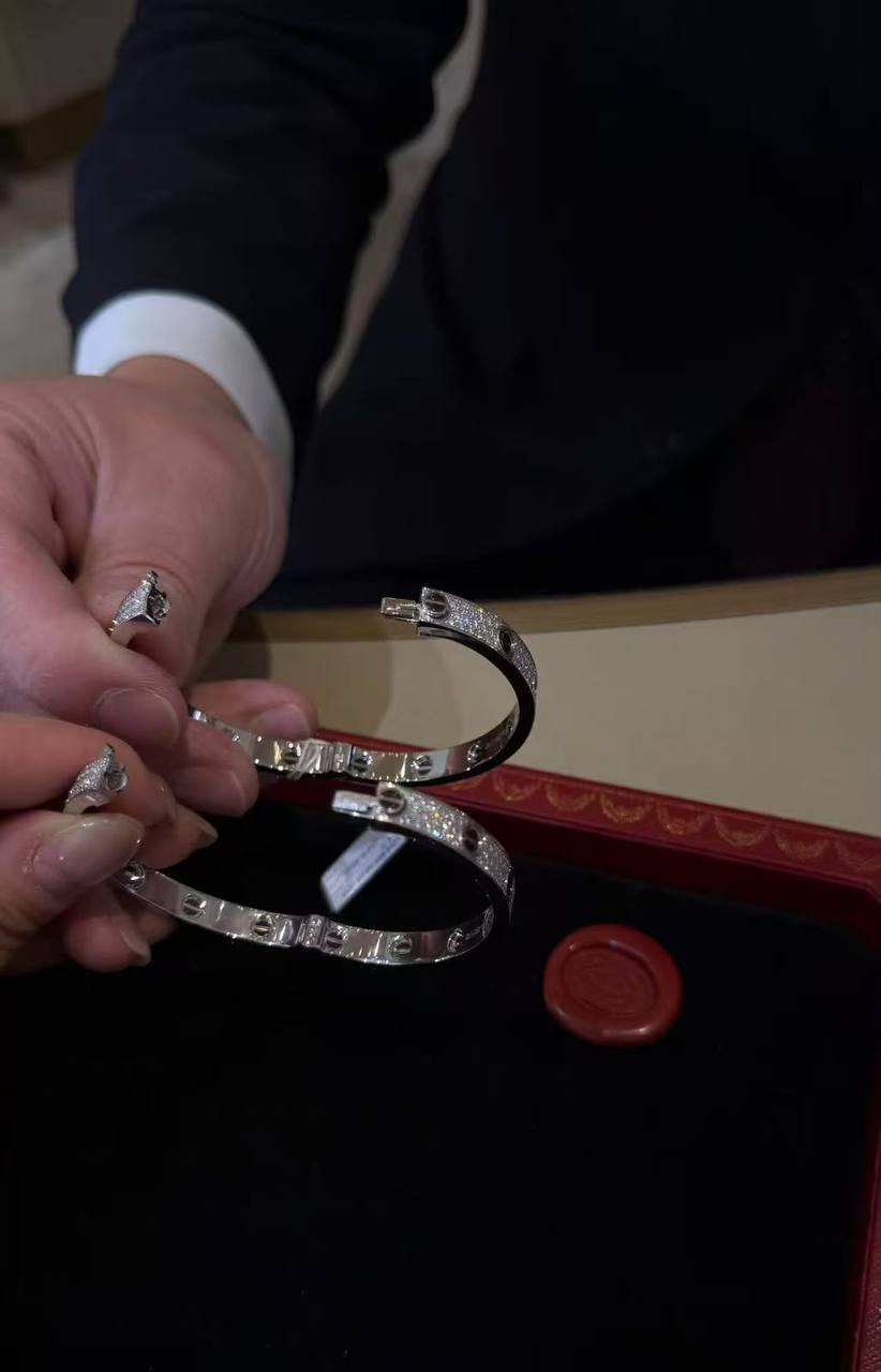 Cartier Love Bangle 💐
Medium size 
*Master Quality* 💕

*95* AED normal box 📦 
*130* AED same Master box 🗃️

Zain48
♥️♥️♥️