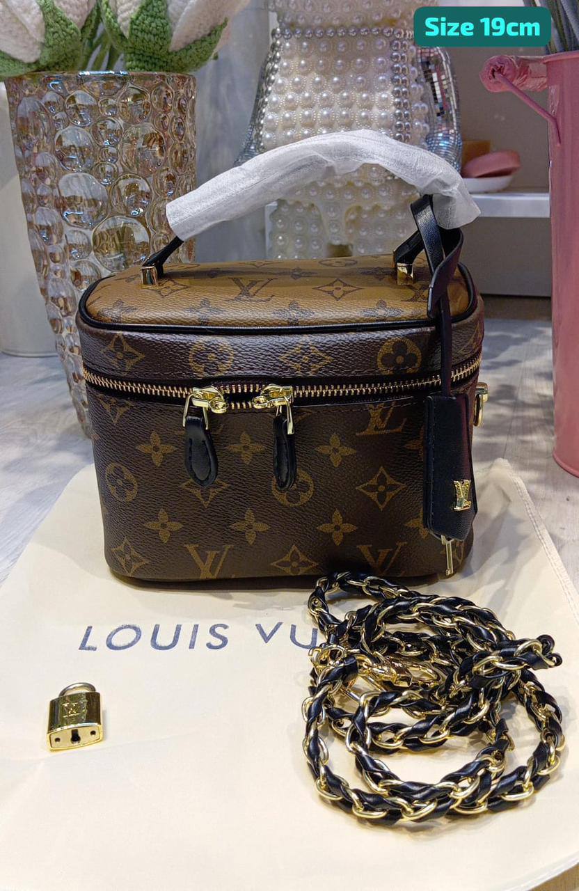 LV
Best quality

With box’s
🎁🎁🎁

95 dhs🪙🌨️
size 19cm

Zain158
♥️♥️♥️