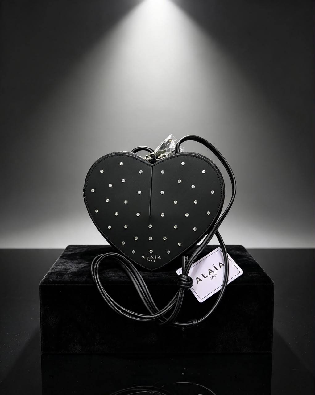 Alaia
100 dhs🇦🇪🇦🇪
Size:21*18
With box

Zain07
♥️♥️♥️