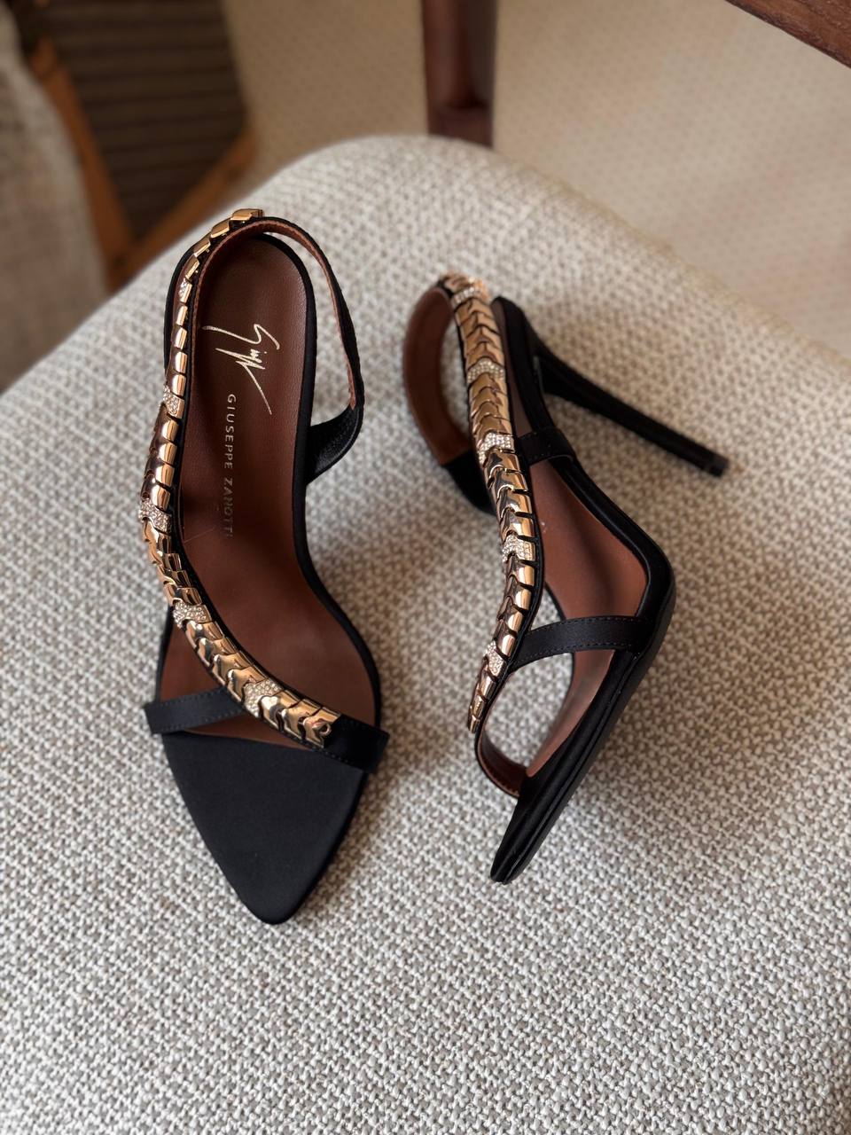 GIUSEPPE ZANOTTI 🖤
Size: 36 to 41
Super master quality 
450 dhs✅

Zain198
♥️♥️♥️
