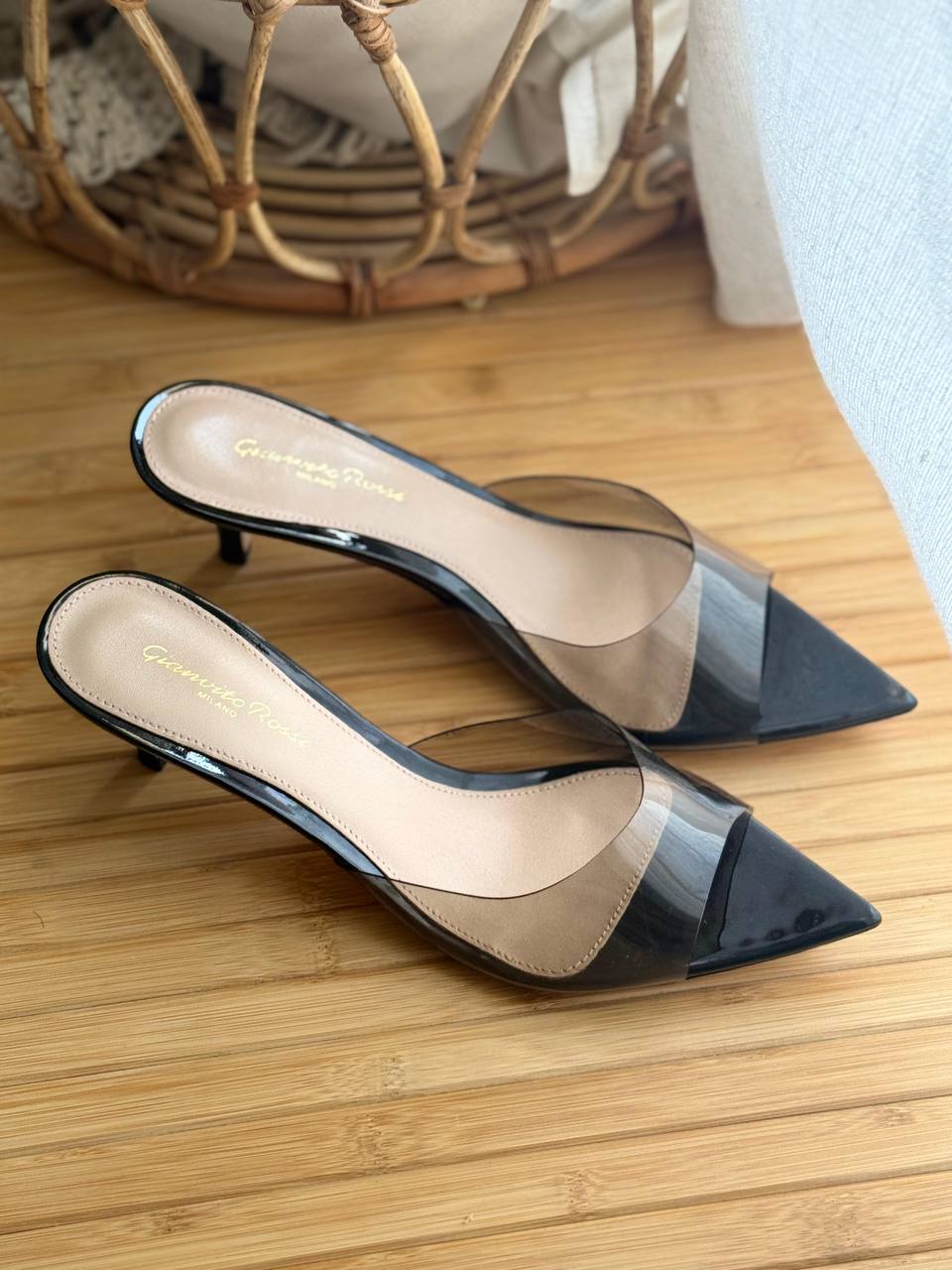 Gianvito Rossi
Super Master
𝗦𝗶𝘇𝗲 𝟯𝟲 𝘁𝗼𝗼 𝟰𝟭 
450 dhs💛

Zain303
♥️♥️♥️
