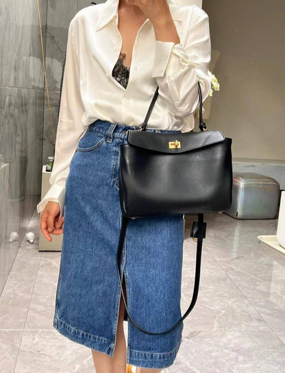 BALENCIAGA 
NEW CAME HIGH QUALITY 
135 dhs❣️

Zain39
♥️♥️♥️