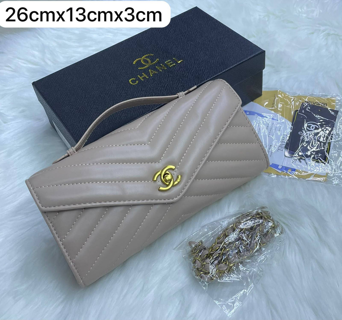 Chanel 

26cmx13cmx3cm

90 dhs 
With box


Zain72
♥️♥️♥️