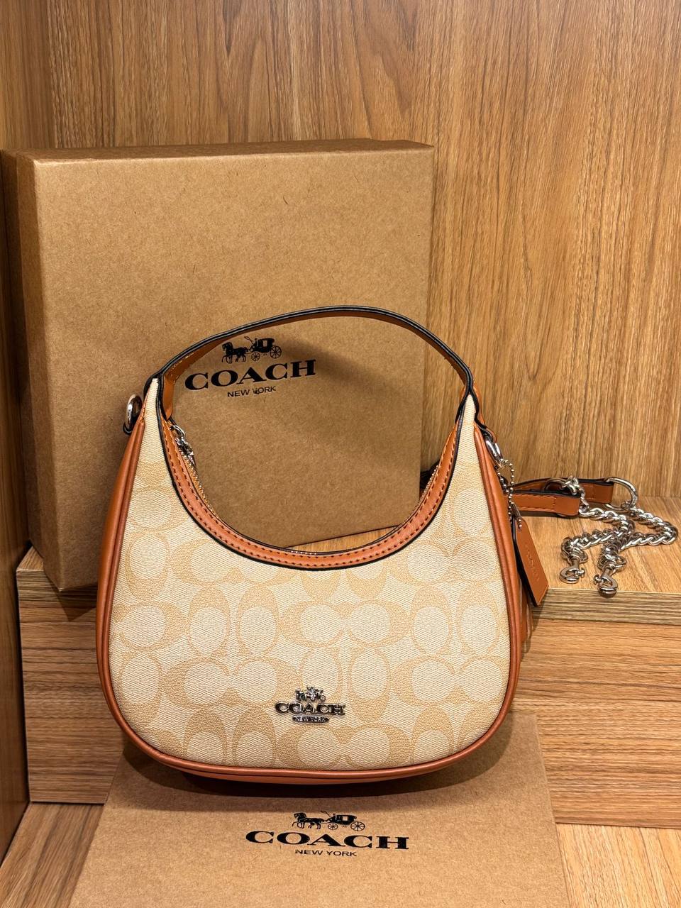 COACH
Best quality 

with box
🎁🎁🎁

80 dhs✅

size 20Cm

Zain290
♥️♥️♥️