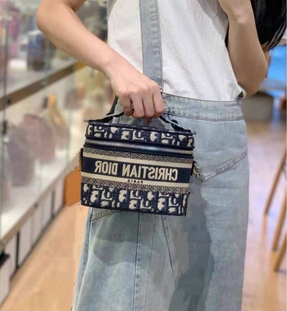 DIOR 
HIGH QUALITY 
WITH BOX 
150 dhs✅

Zain39
♥️♥️♥️