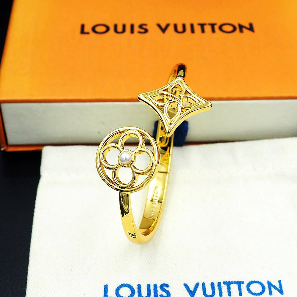 LV Bangle
Master quality 

*70* AED normal box 📦 
*90* AED master box 🗃️

Zain48
♥️♥️♥️