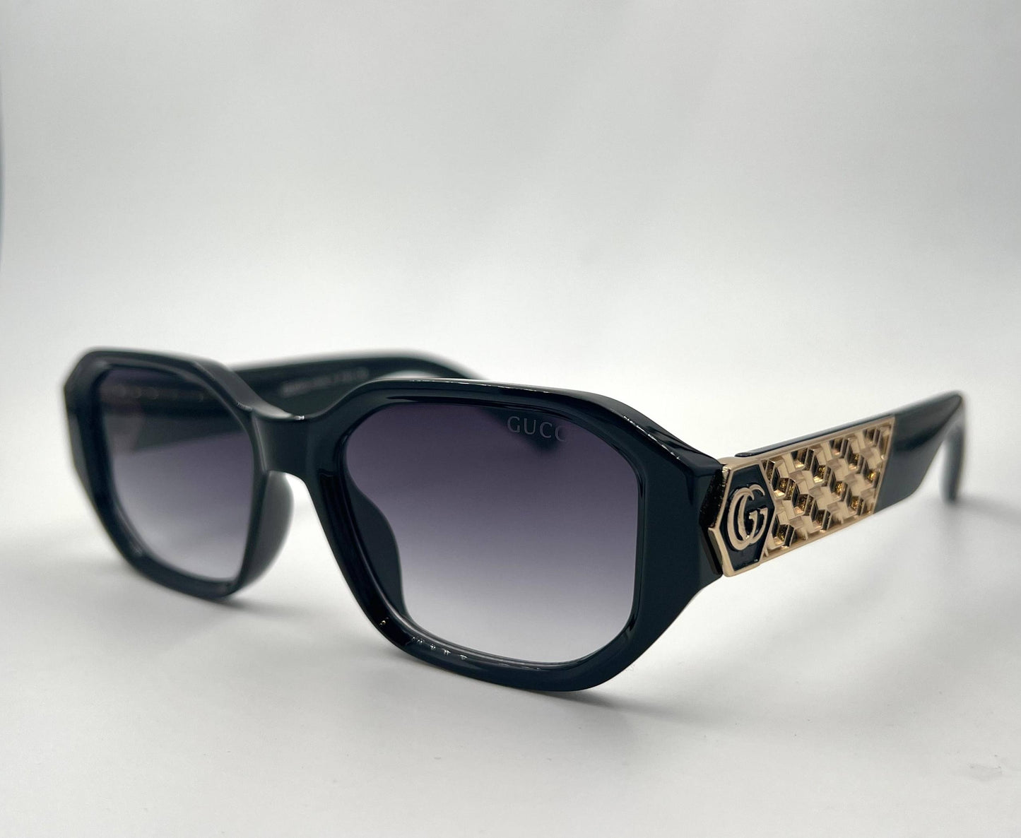 Gucci

Sunglasses 🕶️ 

good quality 💯

With master box 🗃️ 
50 dhs❣️

Zain273
♥️♥️♥️
