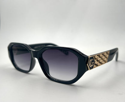 Gucci

Sunglasses 🕶️ 

good quality 💯

With master box 🗃️ 
50 dhs❣️

Zain273
♥️♥️♥️