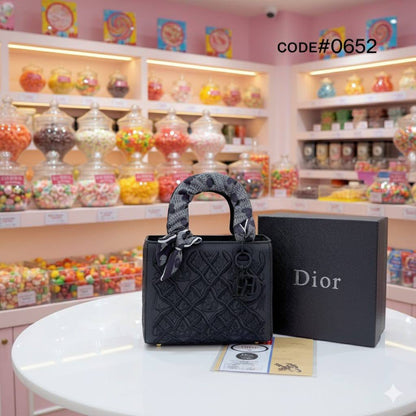Dior
ᴇᴍʙʀᴏɪᴅᴇᴅ ᴅᴇsɪɢɴ
sɪʟᴠᴇʀ ʜᴀʀᴅᴡᴀʀᴇ
ᴡɪᴛʜ ʟᴏɴɢ ʙᴇʟᴛ sᴛʀᴀᴘ
sɪᴢᴇ :20 cm
ᴡɪᴛʜ BOX
🎁🎁🎁

75 dhs🪙🖤

Zain31
♥️♥️♥️