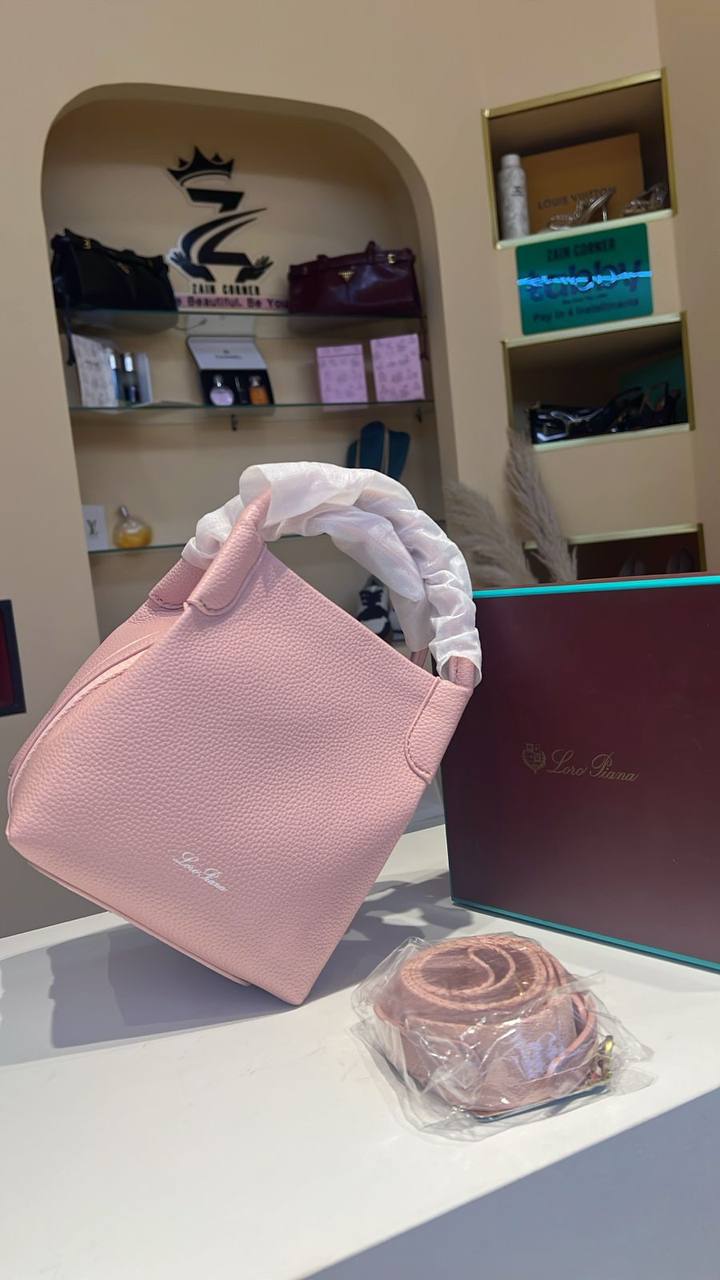 Loropiana

115 dhs

With box

Zain39

♥️♥️♥️