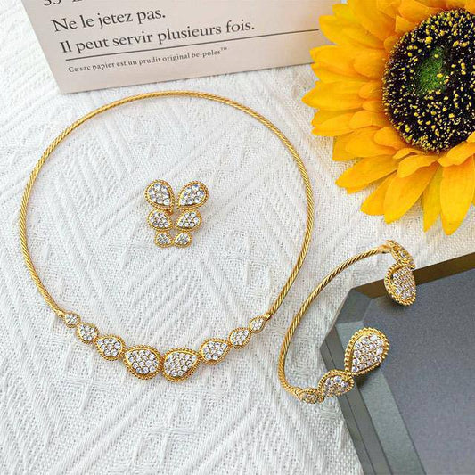 BOUCHRON SET 
Master 💫✨
NECKLACE BRACELET EARRINGS RING 
150 DHS✅
WITH GOOD BOX AND PAPER BAG🎁🛍️

Zain89
♥️♥️♥️