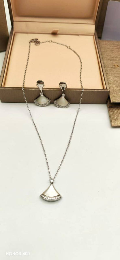 Bvlgari 

necklace and earing

110 dhs🇦🇪🇦🇪

Zain122
♥️♥️♥️