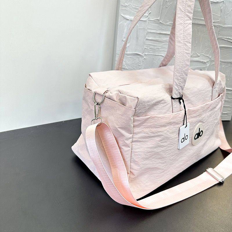 Alo
65 dhs🪙🖤
size 42×21×21cm

Zain42
♥️♥️♥️