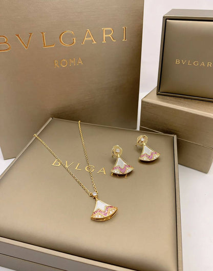 BVLGARI MASTER
SET 
NECKLACE EARRINGS
WITH SMALL BOX AND PAPER BAG🎁🛍️
115 DHS✅

Zain89
♥️♥️♥️