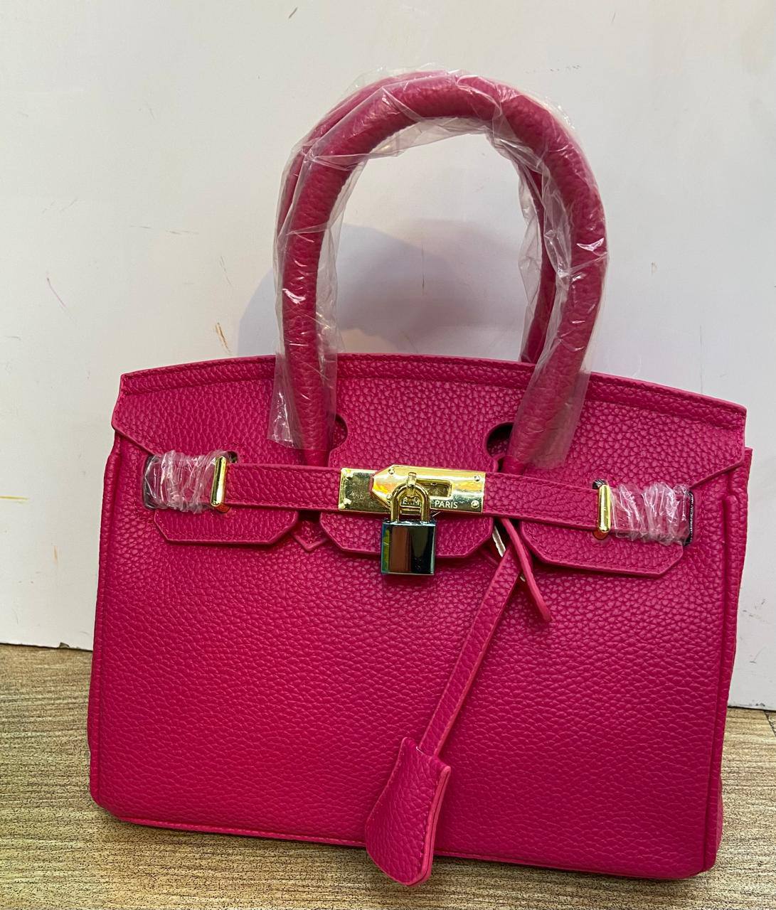 Hermes 
Good copy
25cm  
100 dhs❤️

Zain95
♥️♥️♥️